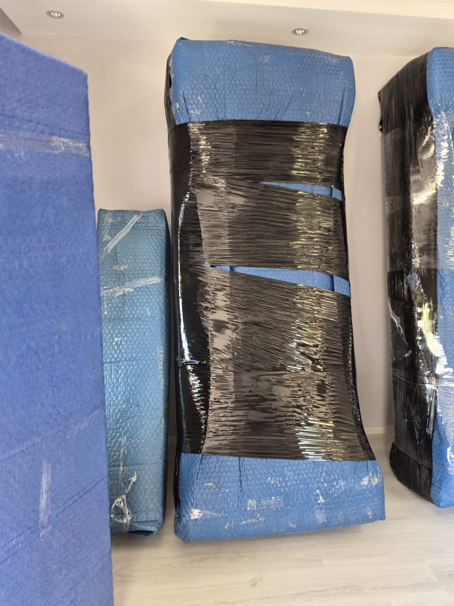 Van içi ev taşıma çalışmasında paketlenmiş eşyalar